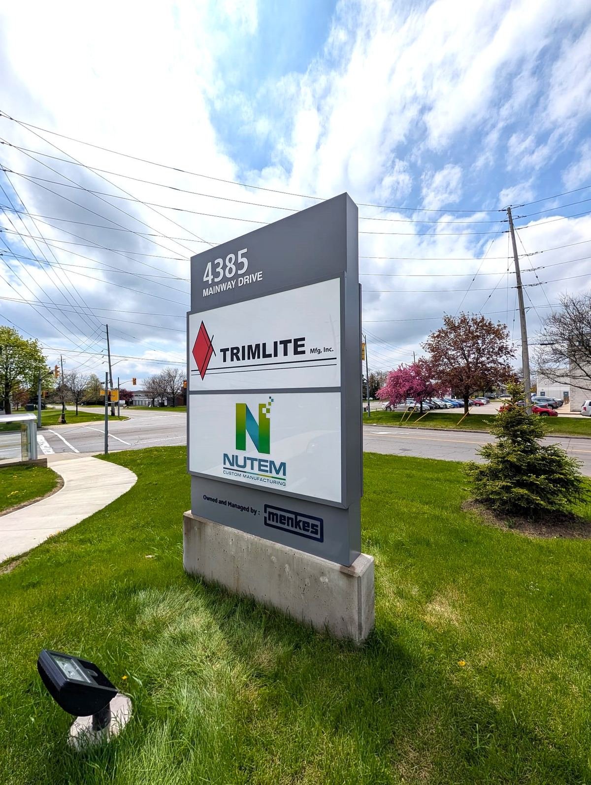 Grey multi-tenant pylon sign at 4385 Mainway Drive with Trimlite and Nutem tenant panels